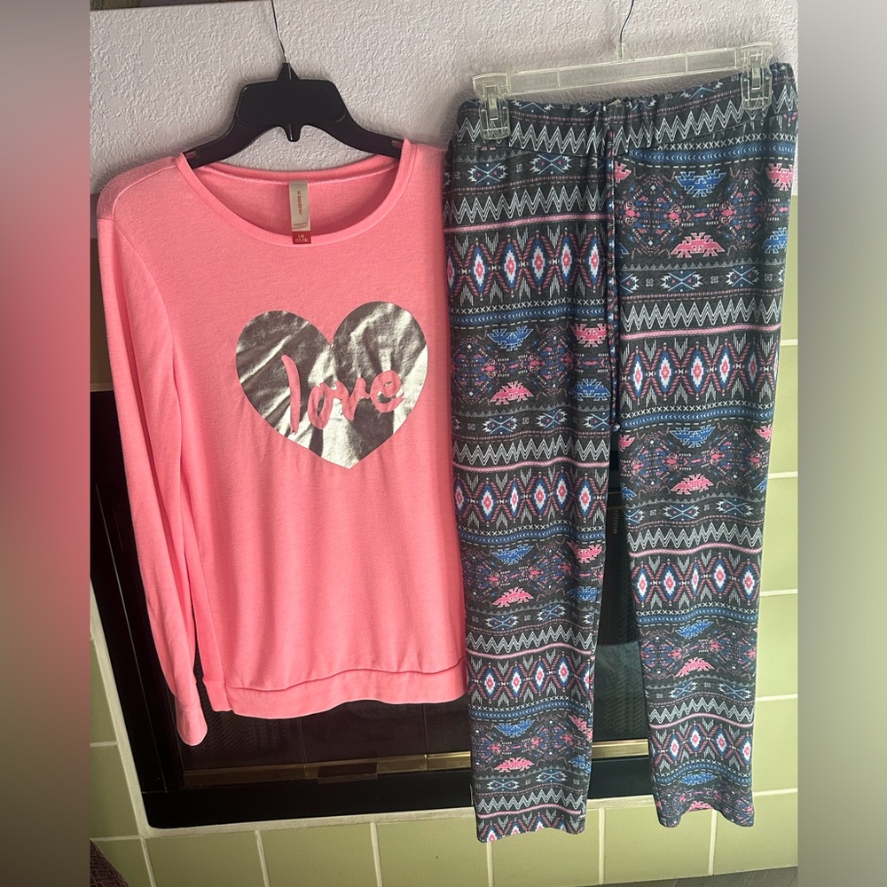 NO BOUNDARIES SLEEPWEAR (LARGE)💞TOP & BOTTOM  (PAJAMAS)💞